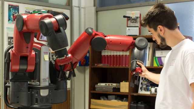 A human operator teaching a Baxter robot how to grasp an articulated object using Kinesthetic Teaching
